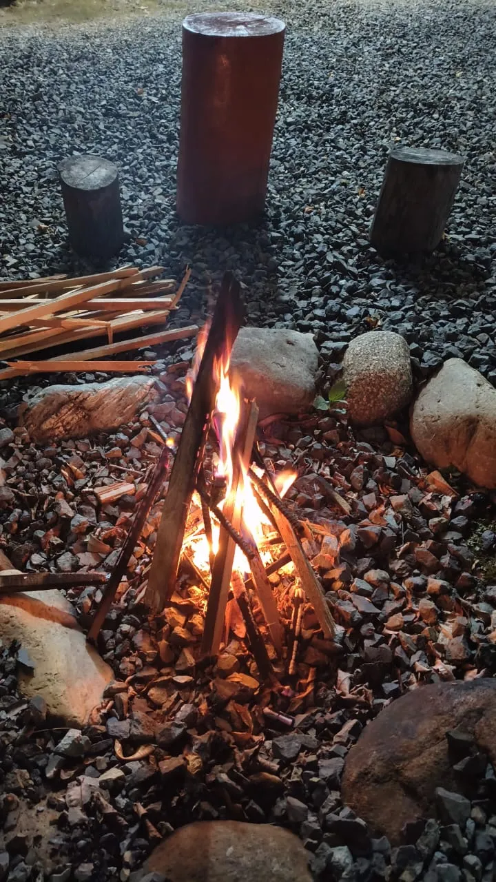 Fogata encendida en el patio al regresar a la casa